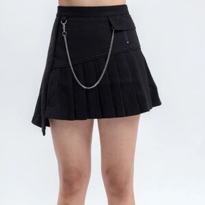 Guizio high-Waist Black Pleated Mini Skirt with Chain Accent
